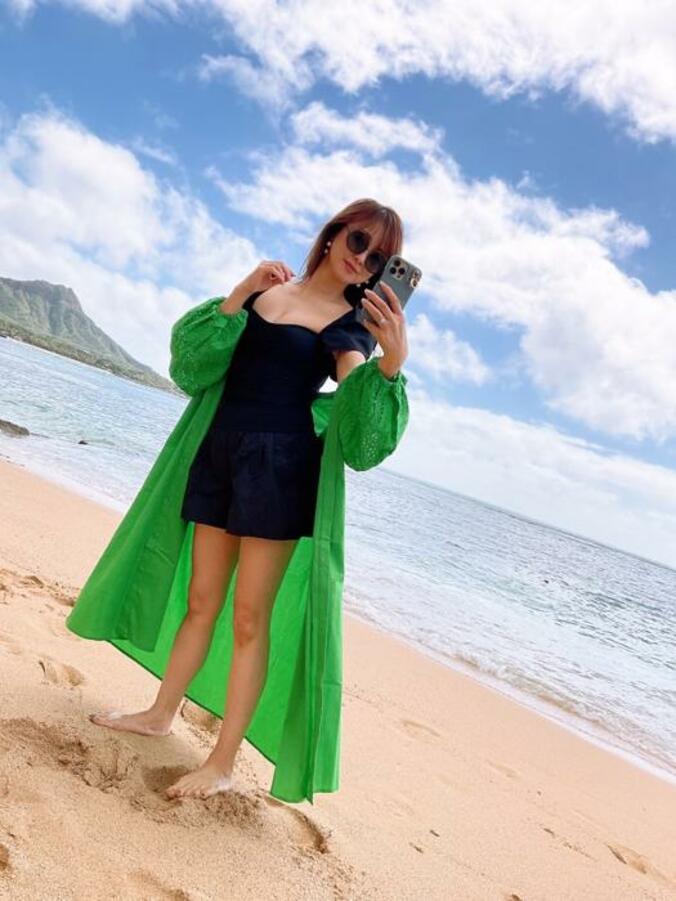  渡辺美奈代の夫、水着姿でビーチで撮影する妻「スタイルよすぎ」「本当に可愛い」の声  1枚目