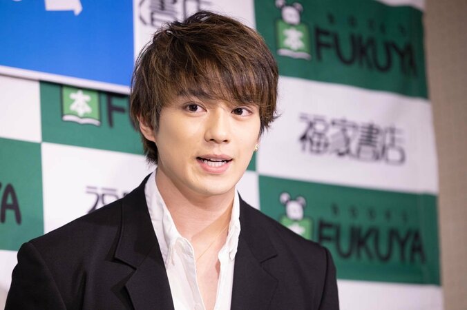 新田真剣佑、ベッドシーン撮影を振り返る「オジサン二人とシーツにくるまってます」 4枚目