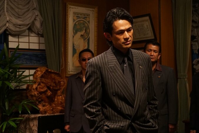 江口洋介、『孤狼の血』若頭役は「新たな名刺代わりの一本」　場面写真解禁 1枚目