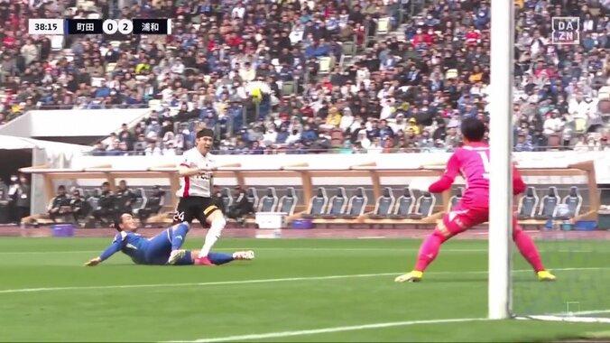 「エジルキックやん！」浦和MFの“謎回転ループシュート”が話題沸騰「どうやってんの？」「わざと浮かしてるのやばいな」圧巻のコントロールショットにファン騒然 2枚目