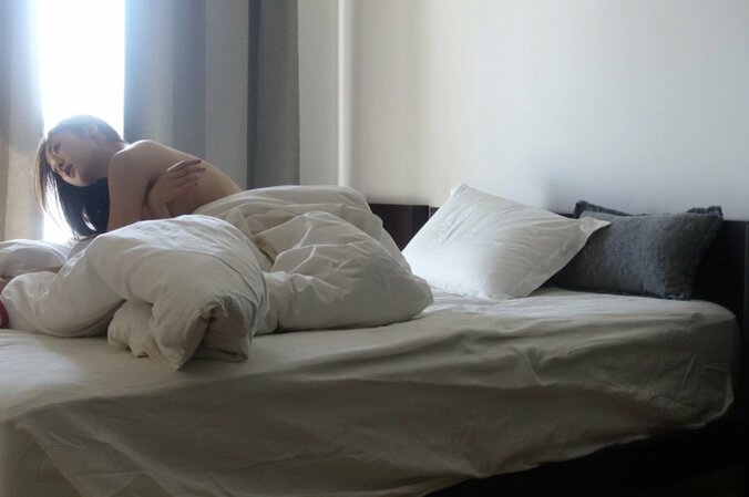 『アウト×デラックス』出演で話題の辰巳奈都子、数年ぶりグラビア掲載を報告　“手ブラ”のセクシーオフショットも 2枚目