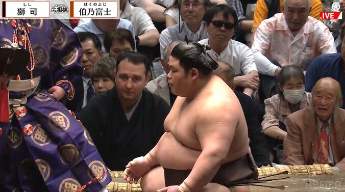 伯乃富士の取組では鳴戸親方の背後に