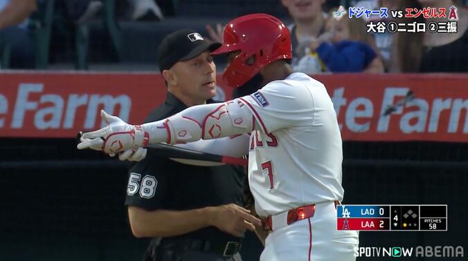 エンゼルスのアデル選手が三振判定後に審判に激怒する様子