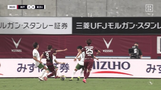 三笘薫かよ！ 神戸FWの“衝撃ドリブルシュート”にSNS騒然「バケモンやん」「日本に収まって良い器ではない」敵５人を翻弄したゴラッソの一部始終 4枚目