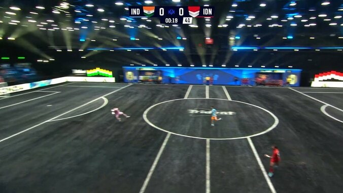 「何やってんだ！」GKが開始25秒で衝撃レッドカード…前代未聞の“エリア外パンチング”にネット騒然「ヘディングできたのでは？」「シュールすぎる」【キングスW杯】 4枚目