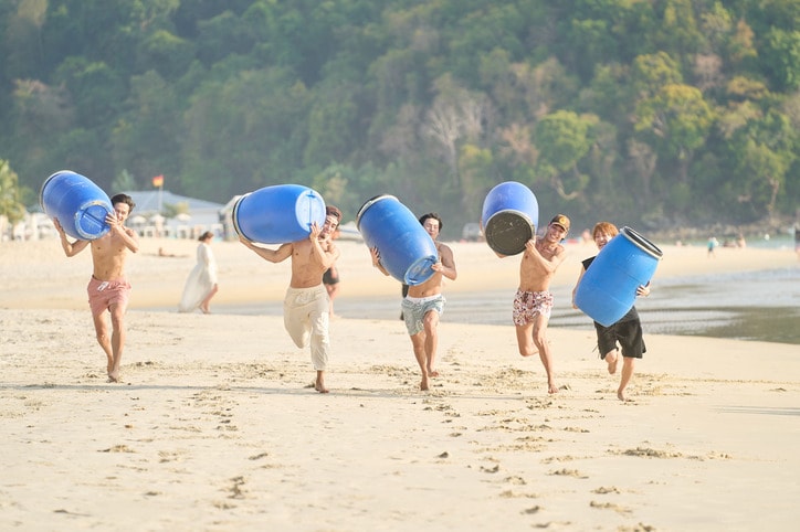 【写真・画像】水着美女を担いで海で騎馬戦「え！？」「なんですかこれは」衝撃の光景にニューヨーク屋敷ら動揺　3枚目