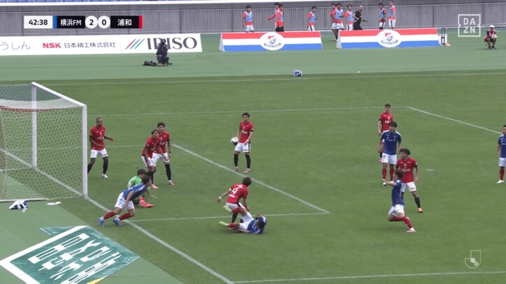 石原がキニョーネスの足を蹴ってしまいPK判定に