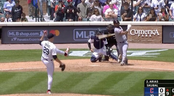 【写真・画像】川に“爆速着水”！ 怪物打者、“198キロ場外弾”でまさかの光景「怪我人でるわ」「笑うしかない」計測史上最速… オニール・クルーズが“超弾丸アーチ”　1枚目