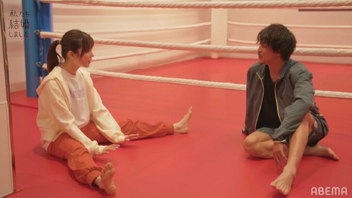 島崎遥香と佐野岳が夫婦でストレッチ!体が硬い妻の背中に優しく手を置き…『私たち結婚しました3』第1話