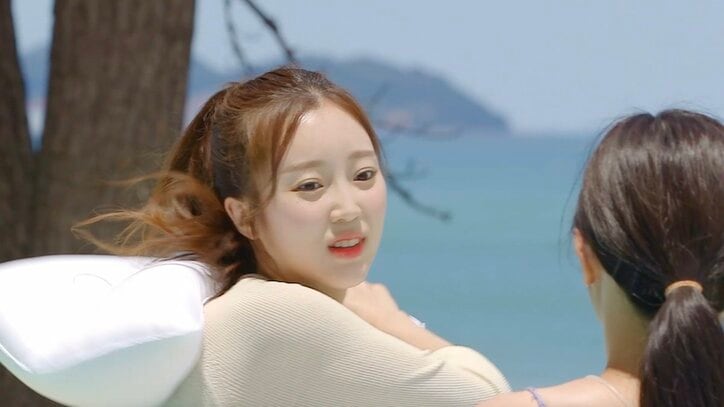 おっとり系の完璧美女、ライバル女子を睨みつけ枕で殴る激しい攻撃!豹変ぶりに男性たちは呆然『恋するアプリ Love Alarm』#5