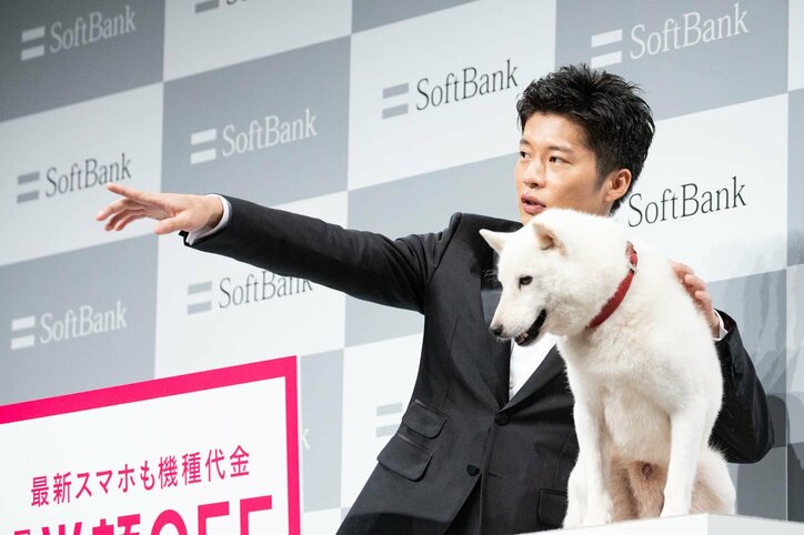 【画像】田中圭＆“お父さん”の可愛らしいキスに、報道陣ほっこり（23枚）