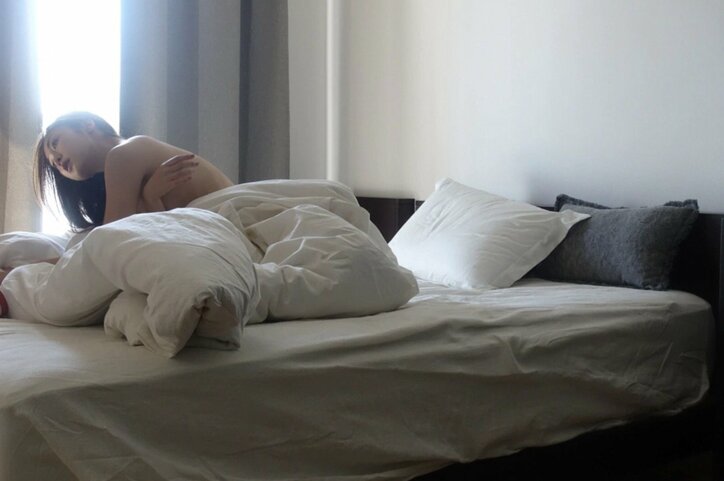 『アウト×デラックス』出演で話題の辰巳奈都子、数年ぶりグラビア掲載を報告　“手ブラ”のセクシーオフショットも