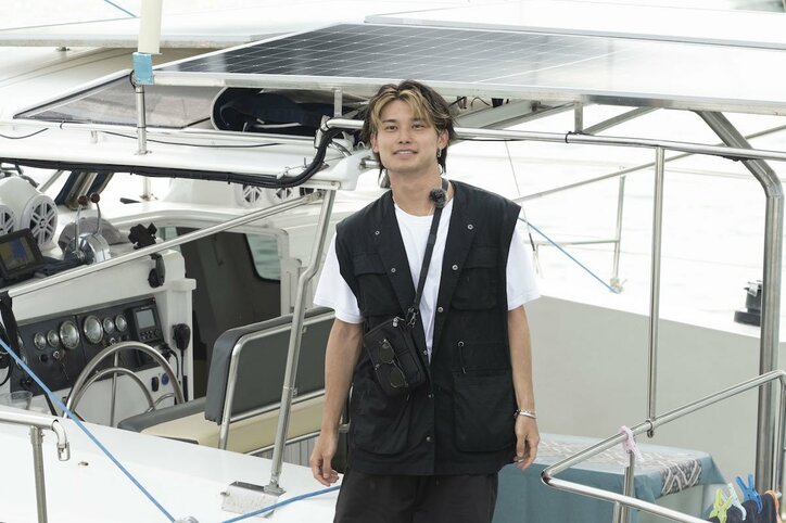 あざと系美女、水着で熱い抱擁「遅い！待ちくたびれた～」イケメンとの再会に感激