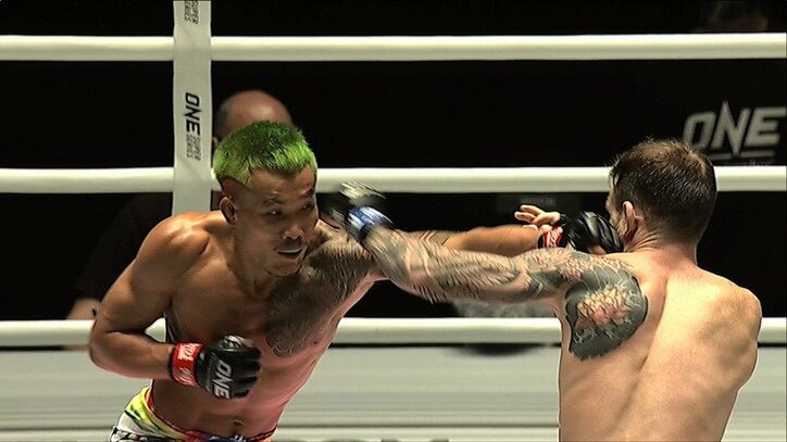 止めてあげて 視聴者ドン引き ローキック地獄で戦意喪失 とにかく止めない レフェリーに疑問の声 ニュース Abema Times