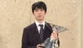 藤井聡太竜王、史上初の年度内一般棋戦“グランドスラム”を達成「来年度も一局でも多く指せるよう精進」NHK杯トーナメント初優勝