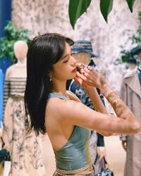 E-girls佐藤晴美の“美しすぎるオフショット”に「永遠の憧れ」「スタイル良い」の声