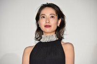 戸田恵梨香、ダウン×ニット帽×耳あて×マフラーの完全防寒コーデに反響「もこもこでかわいい」