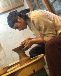 「横顔が綺麗すぎ」「かっこよすぎる、尊い」山田裕貴、真剣な眼差しでろくろに向かう姿にファン歓喜