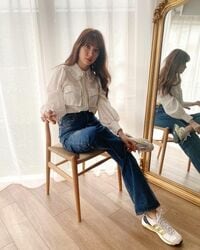 小嶋陽菜、ブラウスにデニムの春コーデ披露 「めちゃくちゃ可愛い！」「美人で綺麗」と絶賛の声