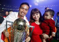 長友佑都、ガラタサライ優勝時の家族ショットに祝福のコメント続々