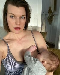 「1日の中で大好きな時間」ミラ・ジョヴォヴィッチ、三女の授乳写真に反響「最高に美しい！」