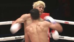 “相打ち”のカウンターで衝撃KO 「いつの間にか相手が…」プロ格闘家も驚いた“コンマ1秒”で明暗くっきりの瞬間