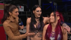 嫉妬？ 見せつけ？ 人気日本人女子レスラー、相棒の美女とコートにくるまり“ぬくぬく”仲良しすぎるオフショットに反響