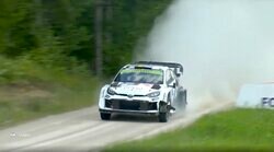 世界最速GRヤリス、バンパーぶっ壊しながら激走する“驚きの光景” 大ジャンプも着地で破損→“構わず”驚速タイムの衝撃