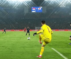 「何やってんの？」日本代表に“プレゼント・パス”…インドネシア守護神に批判殺到「大失態だ」「どうしたパエス…」「自信過剰」