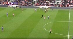 「変態パス！」「絶妙すぎる」リバプール遠藤航が相手3人の頭上を超える“超絶ループパス”を炸裂した瞬間　局面を打開する圧巻テクニックにスタジアム騒然！