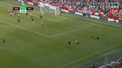 カウンターの好機でレフェリーがまさかの転倒 「見逃さなかったぞ」決定的瞬間にツッコミの声続々