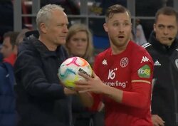 「ウソだろ、監督！」「優しすぎだろ」 指揮官が対戦相手にボールを渡して劇的ゴールを“アシスト”してしまう衝撃シーン