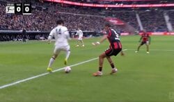 ウソでしょ…！？ 高井幸大、目を疑う“まさかの光景”「マジ上手い」相手DFをハメた“超絶ルーレット”にSNS騒然「川崎の血が騒いでる」