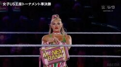 「面積少なすぎ」“元体操”の美女レスラー、クリスマス仕様の衣装が「大胆すぎる」ファン騒然