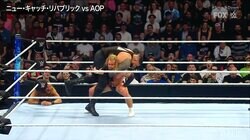 嘘だろ…超ヘビー級、持ち上げた！小兵レスラーが驚きのパワーを見せた瞬間 　「135kgですよ！倍ぐらいあるのに」解説者驚愕、相棒も頭を抱え“あ然”の驚愕シーン