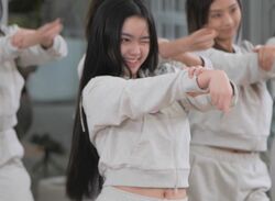 イントロの表情が美しすぎる！一瞬で全員の心を掴んだフィリピン出身の14歳人気子役、圧倒的存在感でステージを掌握