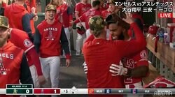 被りたかったのはこれじゃない…？ 今季初HRのレンヒーフォを“グラブ”で歓迎 恒例のカウボーイハットは「自分でかぶったw」