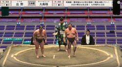 「まだまだまだ！」行司が取組を強制中断…一度ならず二度の立ち合い不成立に館内騒然 両力士も反省しきり