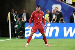 「いきなり現れた」C・ロナウドが“神出鬼没”ボレー弾！メッシも未到達のW杯6大会連続ゴール「歴史が変わった」「No.1だ」