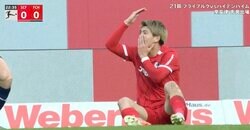 「やりすぎだろ」 堂安律が激昂！ 強烈“肘打ち”が顔面直撃→危険すぎるラフプレーにキレた瞬間「怪我させるなよ！」