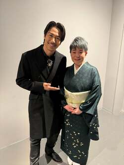 演歌歌手・島津亜矢、“EXILE”メンバーとの2ショットを披露し「少し恥ずかしそう」「まさしく美男美女」と反響