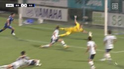 「やっぱ川島はすげえ」元日本代表守護神“神の左手”炸裂「これ決まらないの」枠内ブラインドシュートに“超反応”セーブの瞬間