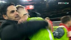 「涙腺が崩壊」アーセナル監督と痛恨ミスGKの“親子のような”愛に満ちたシーン…力強くハグ→頭クシャクシャでファンがグッときた一部始終