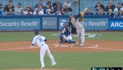 何故、そこに投げた！？ 山本由伸、真ん中の速球で“まさかの光景”「エグいな」 打者が混乱… 振り遅れて“空振り三振”「この球速差は打てない」