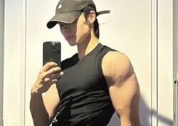 SNSで「美男美女すぎる」と話題の人気カップル、イケメン彼氏(18)の肉体美に野田クリスタルも衝撃「まじでスゴイ」