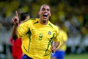 王国ブラジル、W杯予選敗退の危機→なぜ日韓大会で優勝？　ロマーリオVSロナウド論争の賭けに勝ったスコラリ采配の妙【コラム】