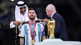 W杯優勝のメッシが着たマントは29万円で「生地は日本産」！フランス用も用意してたワケ