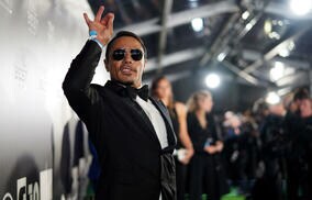 独特な“塩振り”フォームで有名なシェフ、禁止されているW杯トロフィーへの接触などでFIFAが処分へ…会長の数少ないフォローからも外される