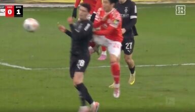 ウソでしょ！？ 川﨑颯太、まさかの“飛び蹴り”「怖っ！」途中出場→いきなり危険すぎるファーストプレー「それは危ないw」