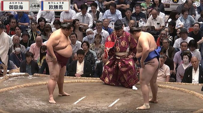 行司の背後にただならぬ存在感を放つ人物